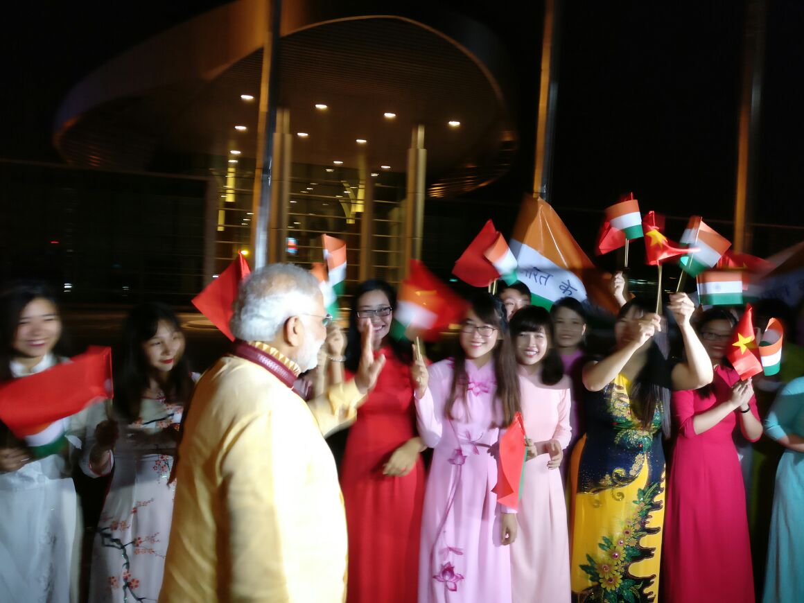 Grand welcome to PM Modi at Hanoi airport